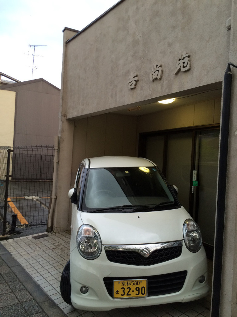 Kei car nie potrzebuje wiele miejsca do parkowania 