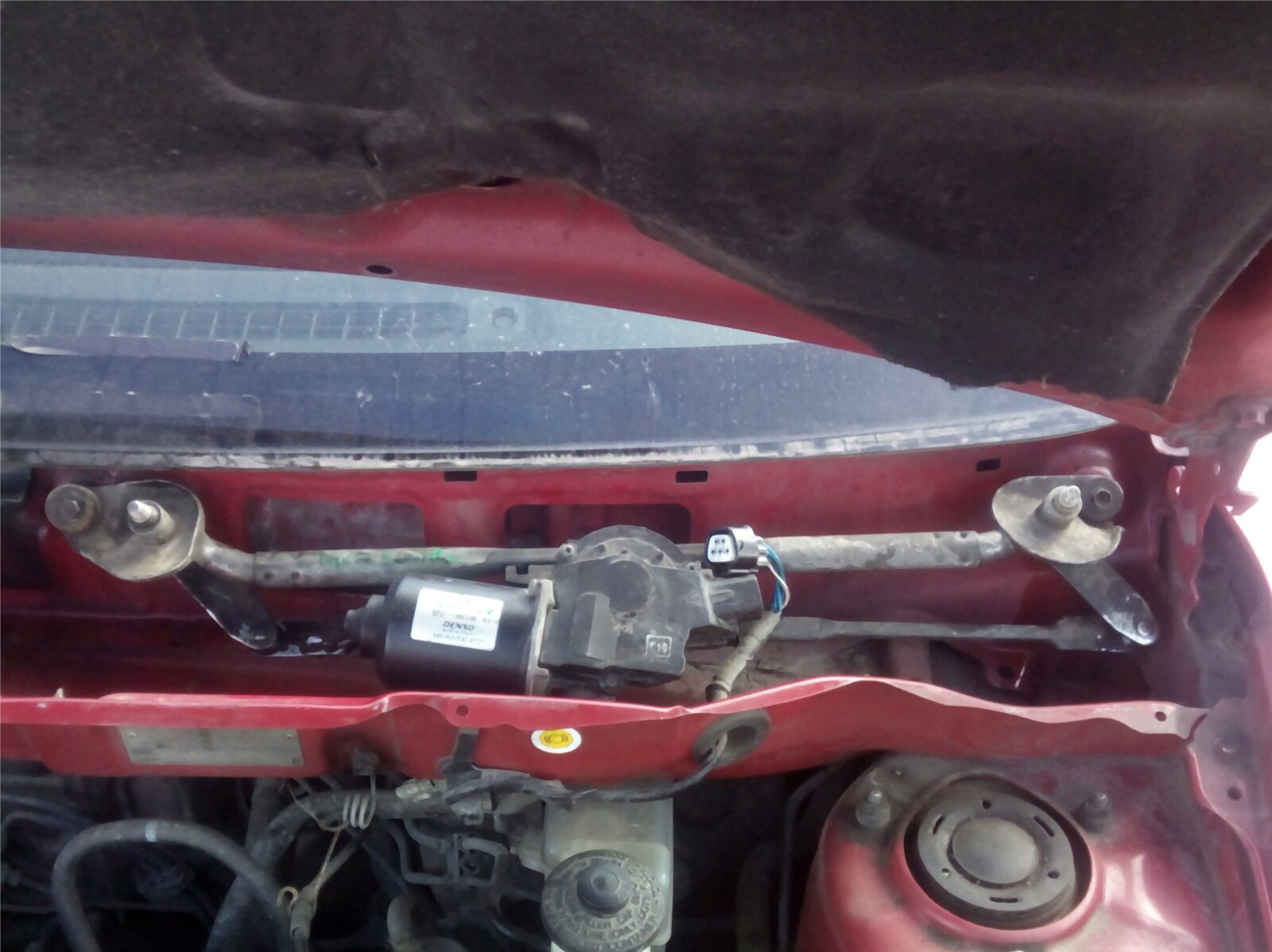 Jak wymienić silnik wycieraczek krok po kroku - jak wymienić mechanizm wycieraczek krok po kroku