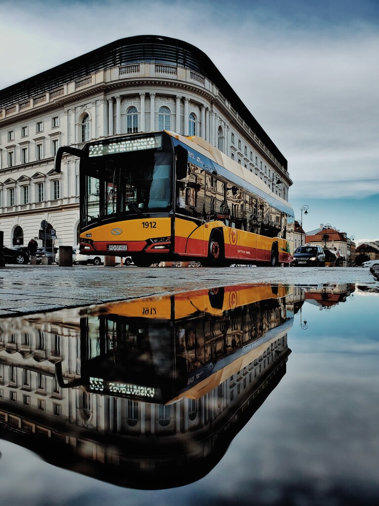 autobus elektryczny wady autobusów elektrycznych hałas elektromobilność żródło: Photo by Valentyn Chernetskyi on Unsplash 