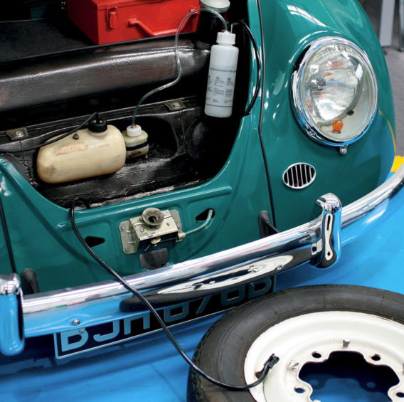Zbiorniczek płynu hamulcowego w VW Beetle Źródło: -> https://blog.heritagepartscentre.com/blog/2017/09/13/vw-brake-fluid-all-you-need-to-know/