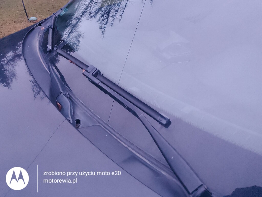 wycieraczki samochodowe jak chronić przed zniszczeniem przymarznięte wycieraczki smugi na szybie https://www.motorewia.pl