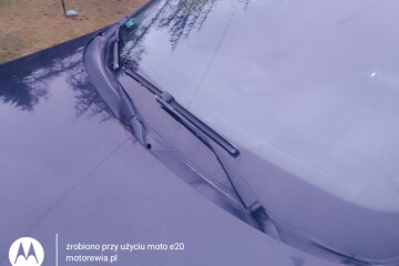 wycieraczki samochodowe jak chronić przed zniszczeniem przymarznięte wycieraczki smugi na szybie https://www.motorewia.pl