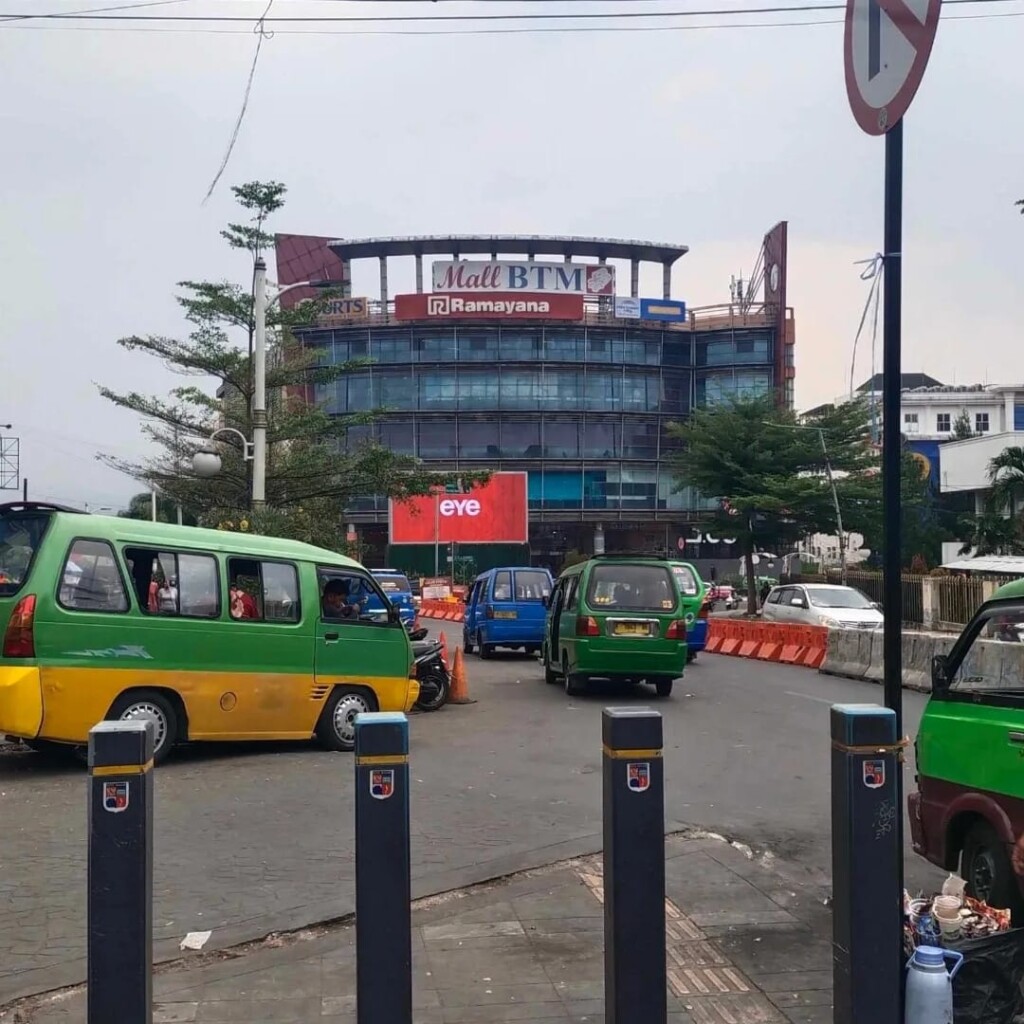 Mikrobusy w Indonezji - Angkut w Bogor - autor Michał Lisiak