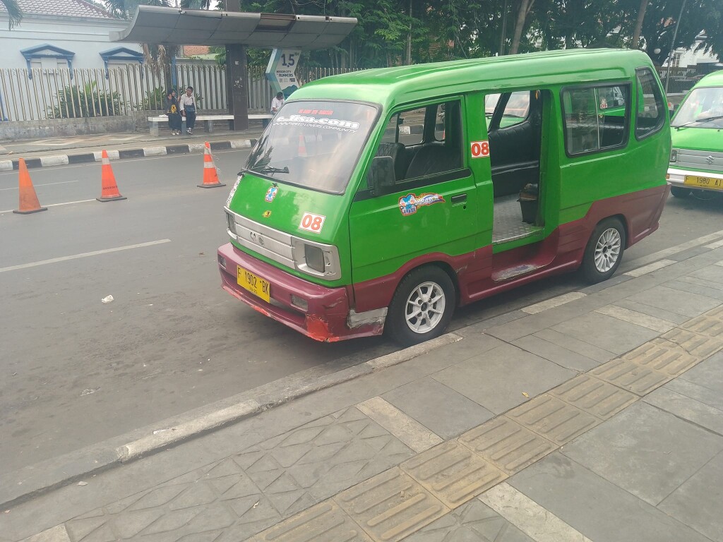 Mikrobusy w Indonezji - Angkut w Bogor - autor Michał Lisiak