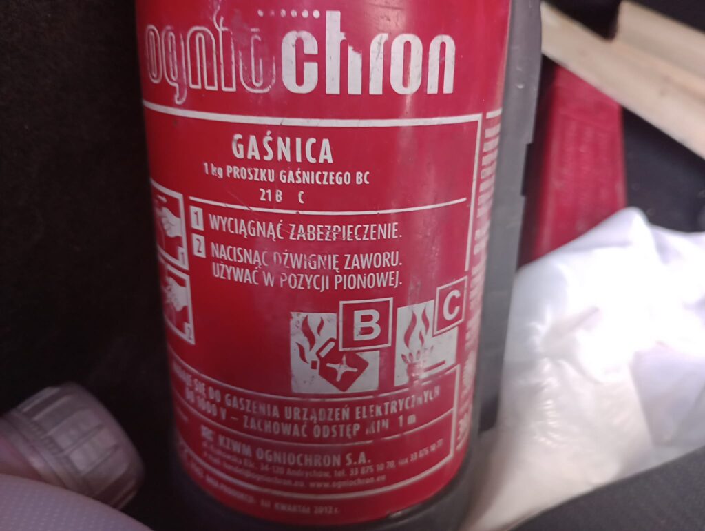 Standardowa gaśnica samochodowa typu BC. Jak dobrać gaśnicę do samochodu?