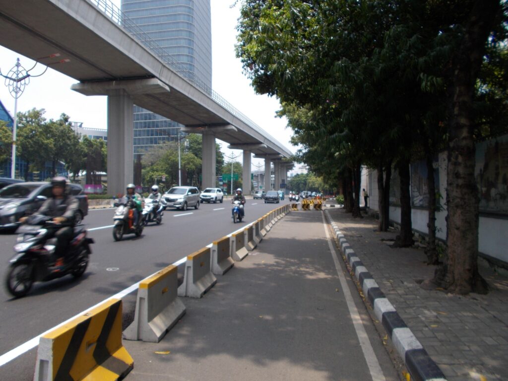 Fotoreportaż z Indonezji, fotoreportaż z Azji, ulice w Azji, jak się jeździ w Azji