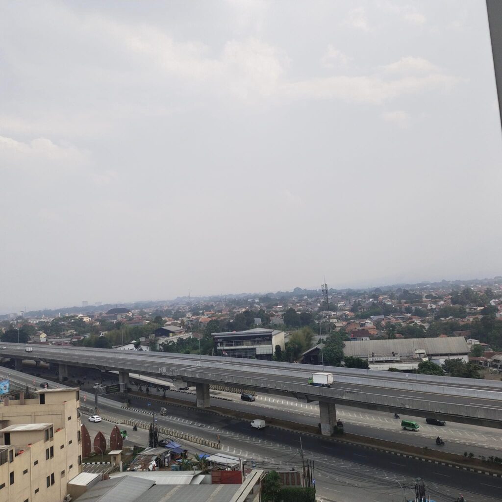 Autostrada w mieście Bogor, poprowadzona na betonowych palach, pod nią droga miejska Fotoreportaż z Indonezji, fotoreportaż z Azji, ulice w Azji, jak się jeździ w Azji