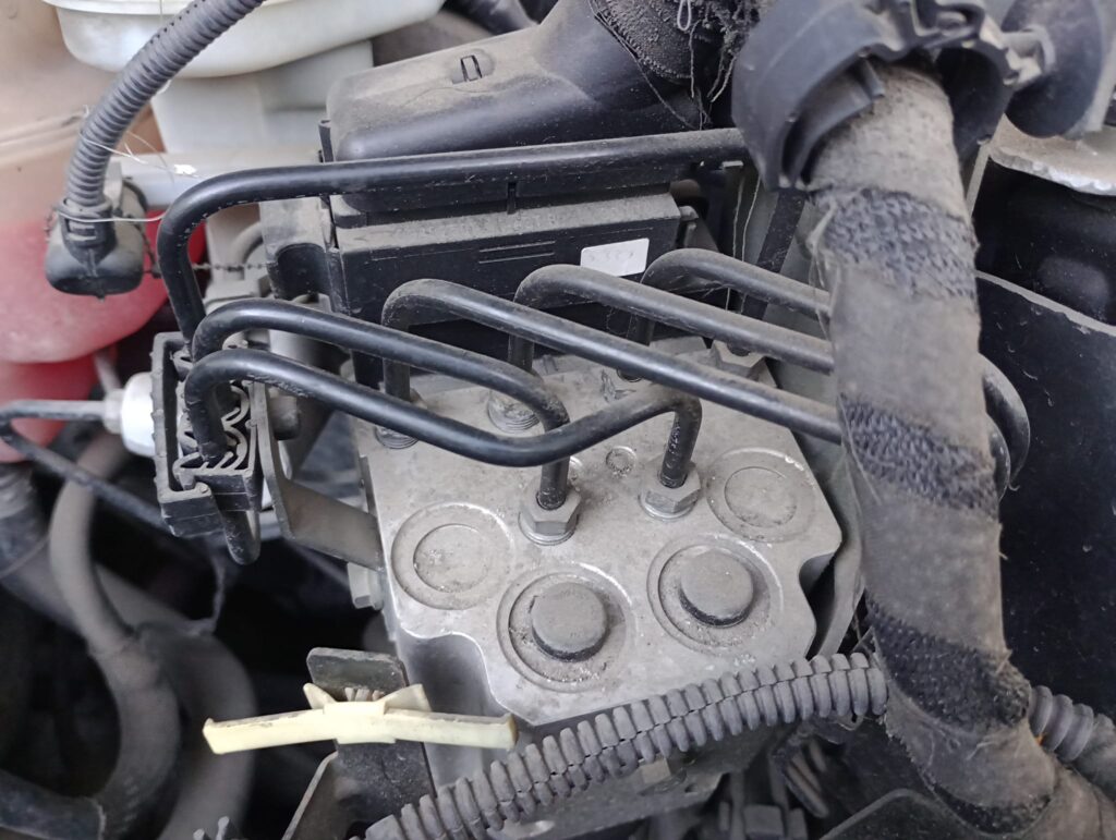 Co to jest sterownik ABS? Objawy awarii i naprawa sterownika ABS