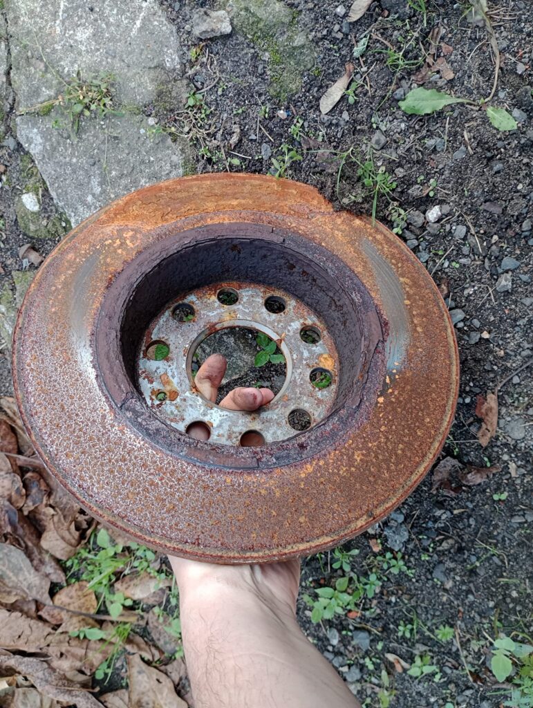 Stukanie z kół stuki z kół rytmiczne stukanie z kół podczas jazdy 