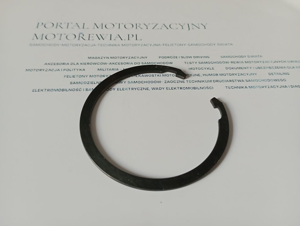 Pierścień segera, pierścień segera w samochodzie, pierścień segera motoryzacja, jak zdjąć pierścień segera 