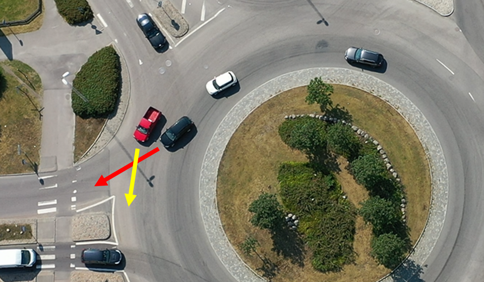 zjazd z ronda lewym pasem