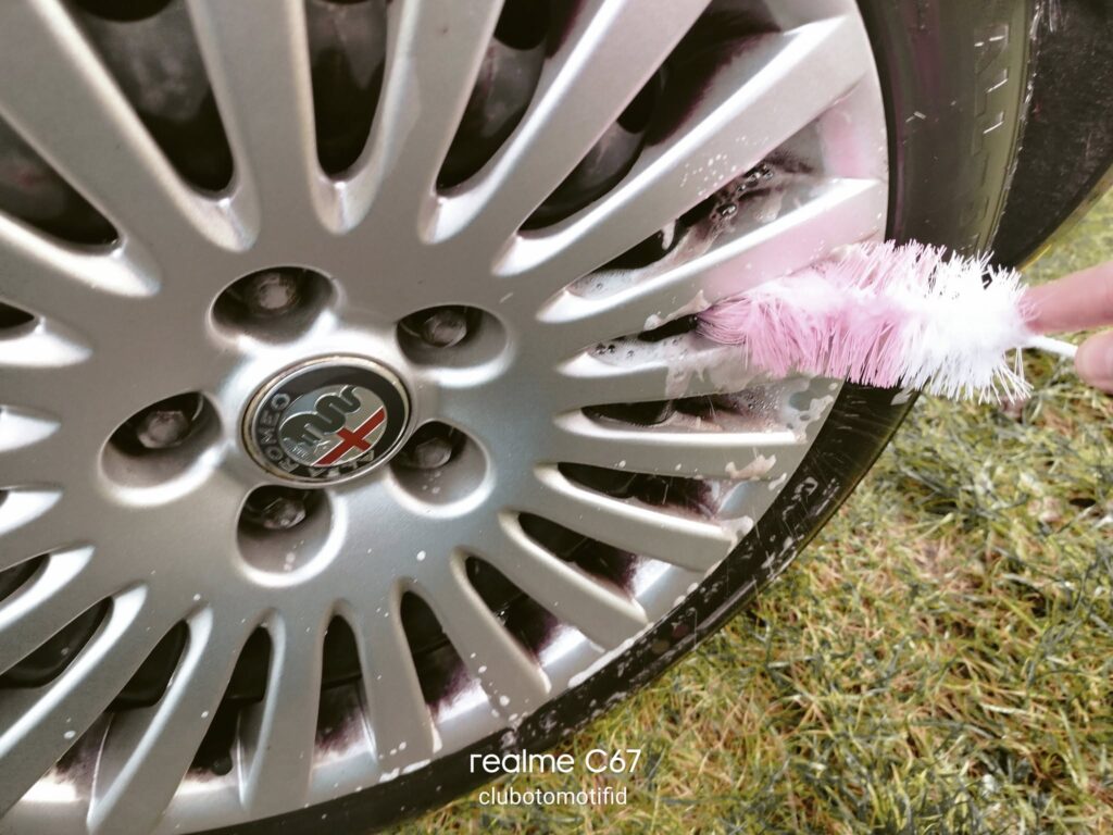 czym wyczyścić otwory w felgach