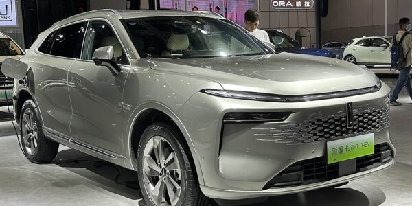 WEY Mocha zamochód ze skrzynią DHT